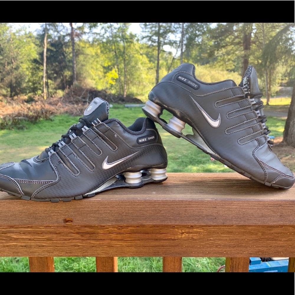 Black nike shox
